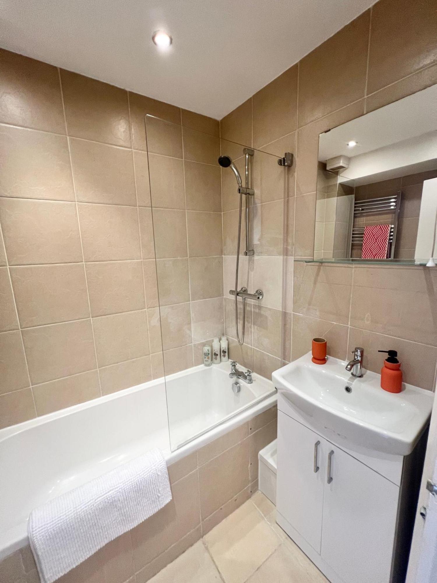 Charming Central Windsor 2 Bed Cottage Free Residents Parking And Private Garden Legoland Ascot Windsor Castle Thorpe Park Heathrow Airport Exteriér fotografie
